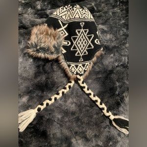 BLACK AND WHITE PATTERNED FAUX FUR SKI WINTER HAT